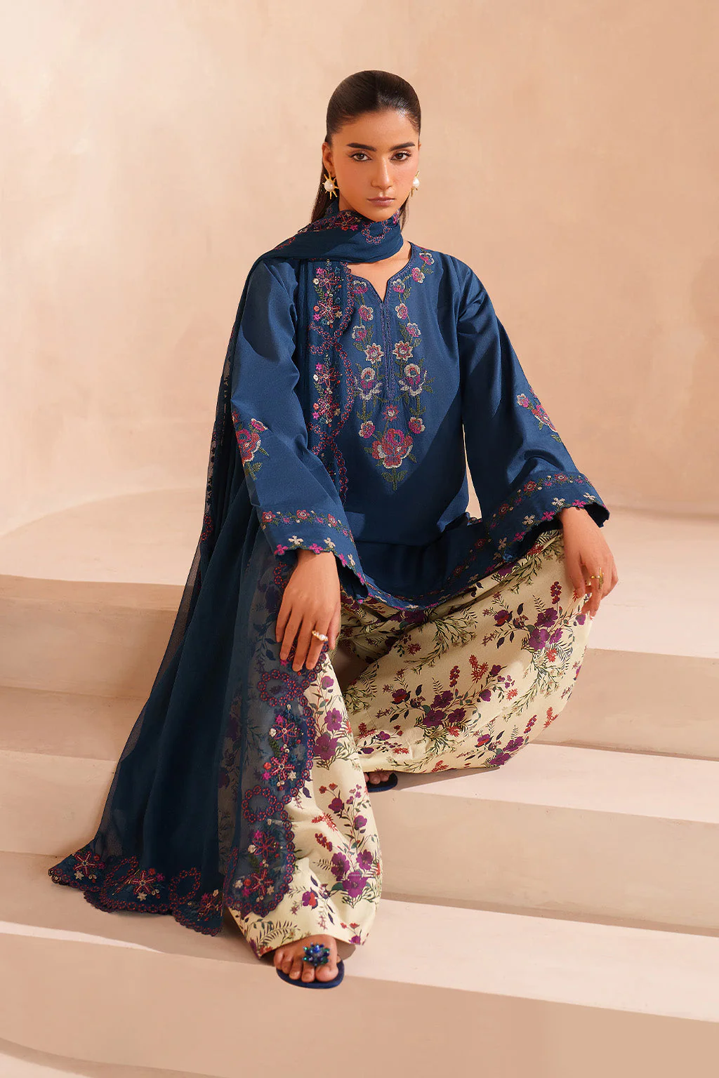 UE-607 Embroidered Lawn - Image 6