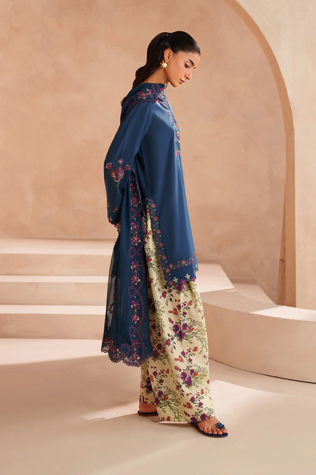 UE-607 Embroidered Lawn - Image 4