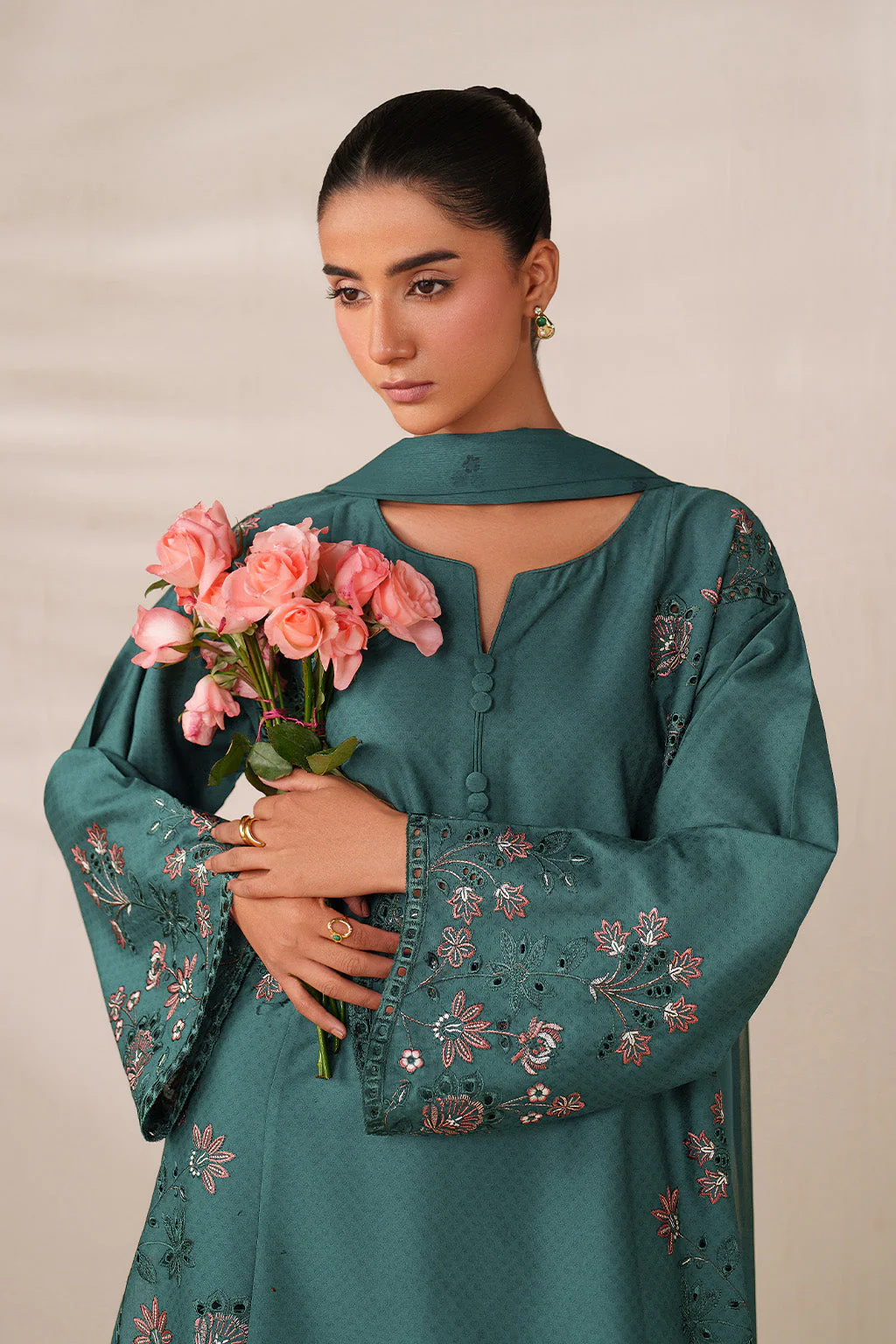 UE-625 Embroidered Lawn - Image 4
