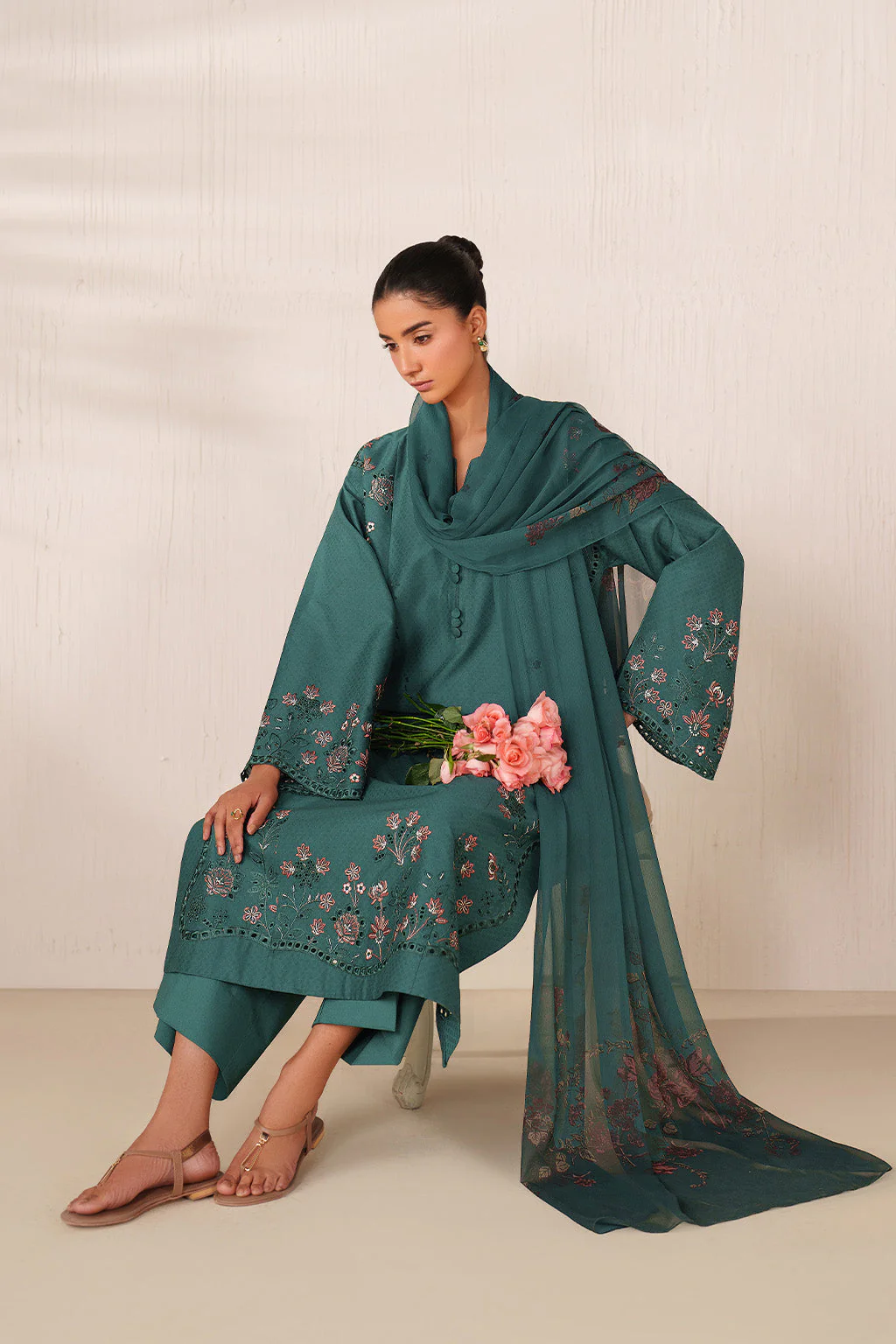UE-625 Embroidered Lawn - Image 5