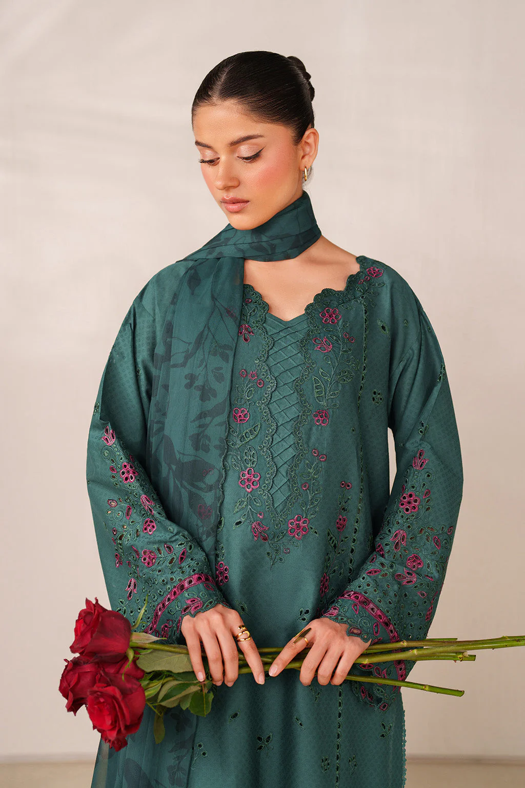UE-626 Embroidered Lawn - Image 4