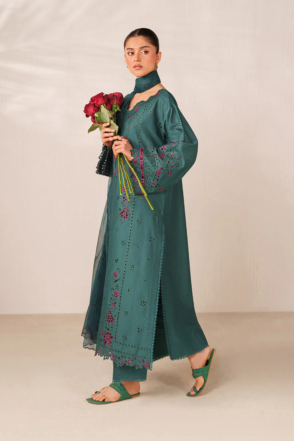UE-626 Embroidered Lawn - Image 5