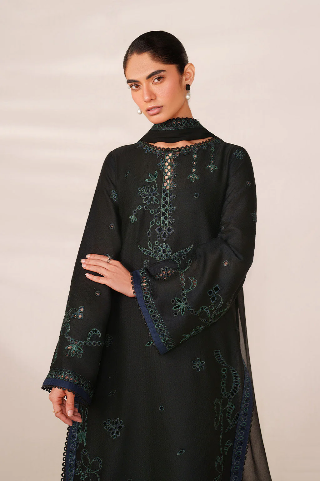 UE-628 Embroidered  Lawn - Image 5