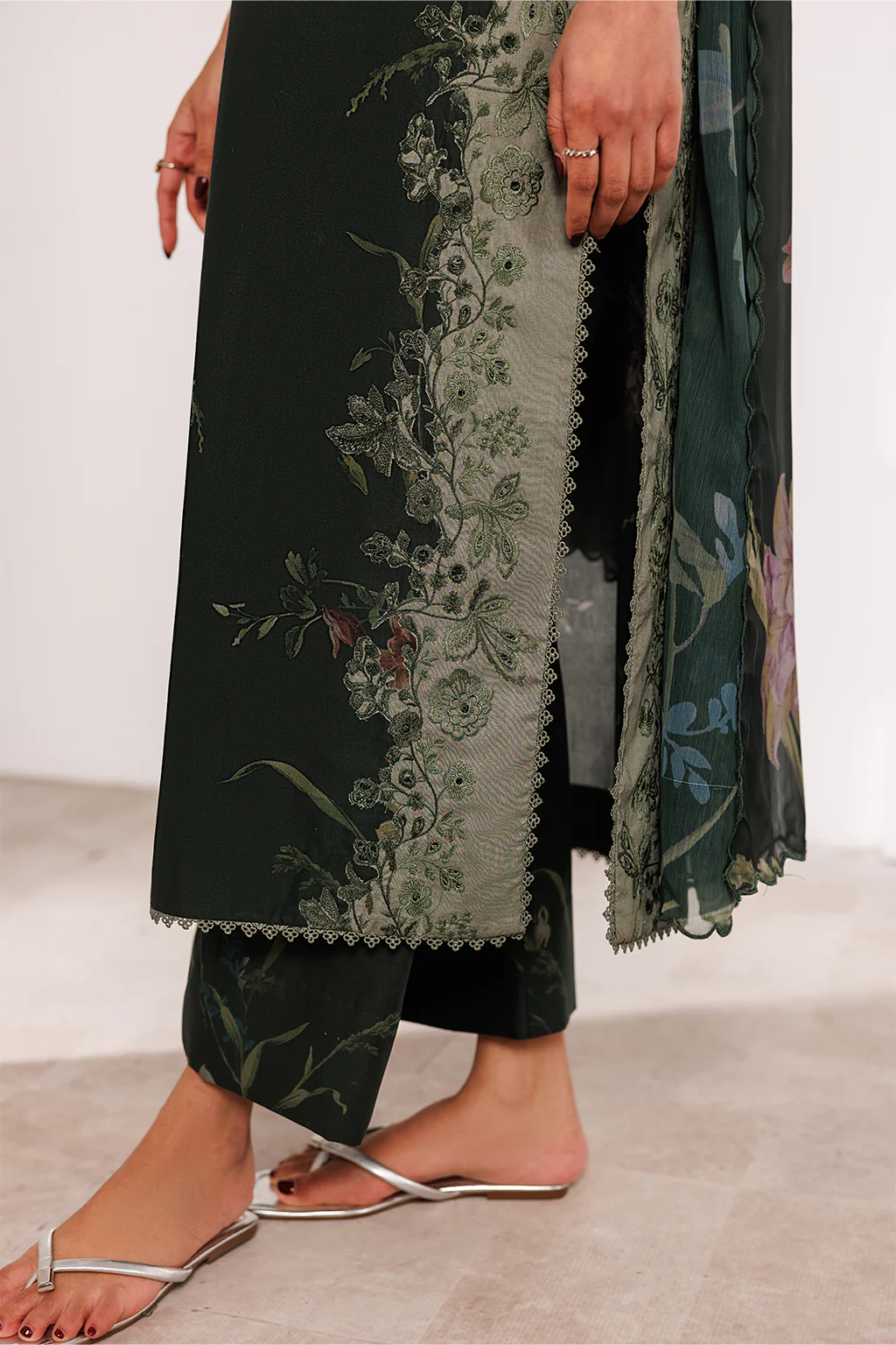 UE-639 Printed Lawn - Image 7