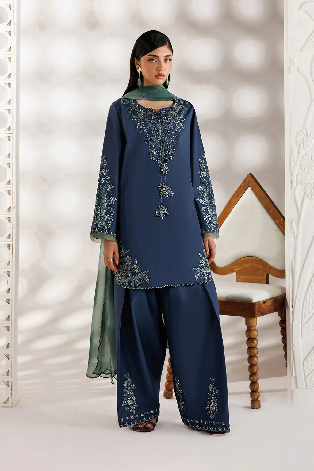 UE-685 Embroidered Lawn