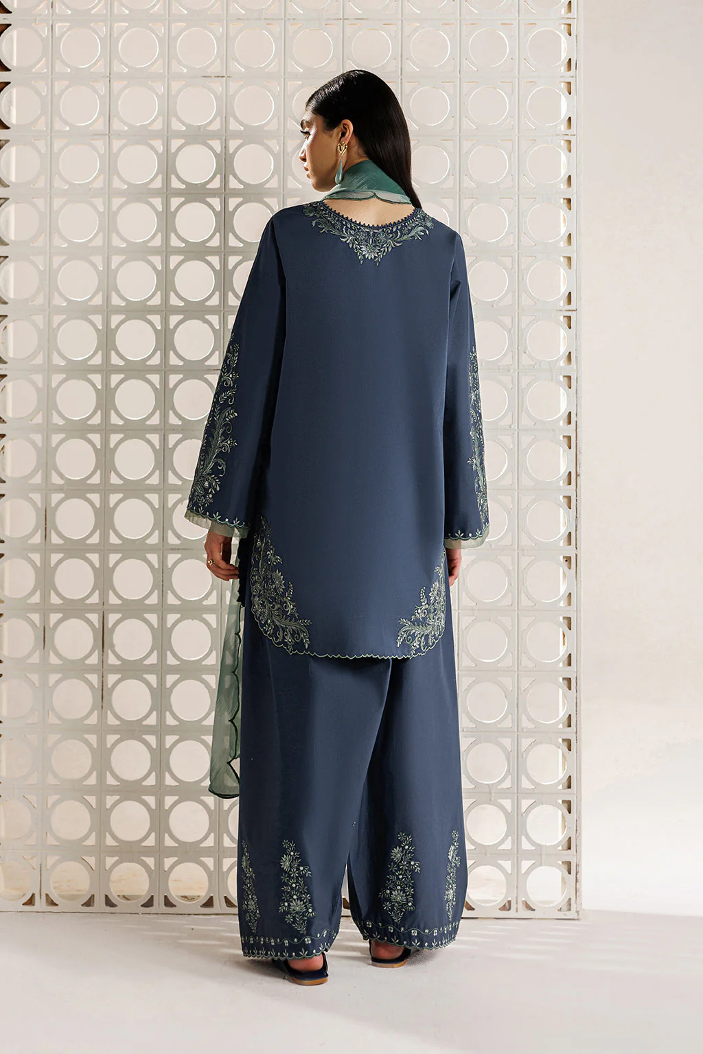 UE-685 Embroidered Lawn - Image 3