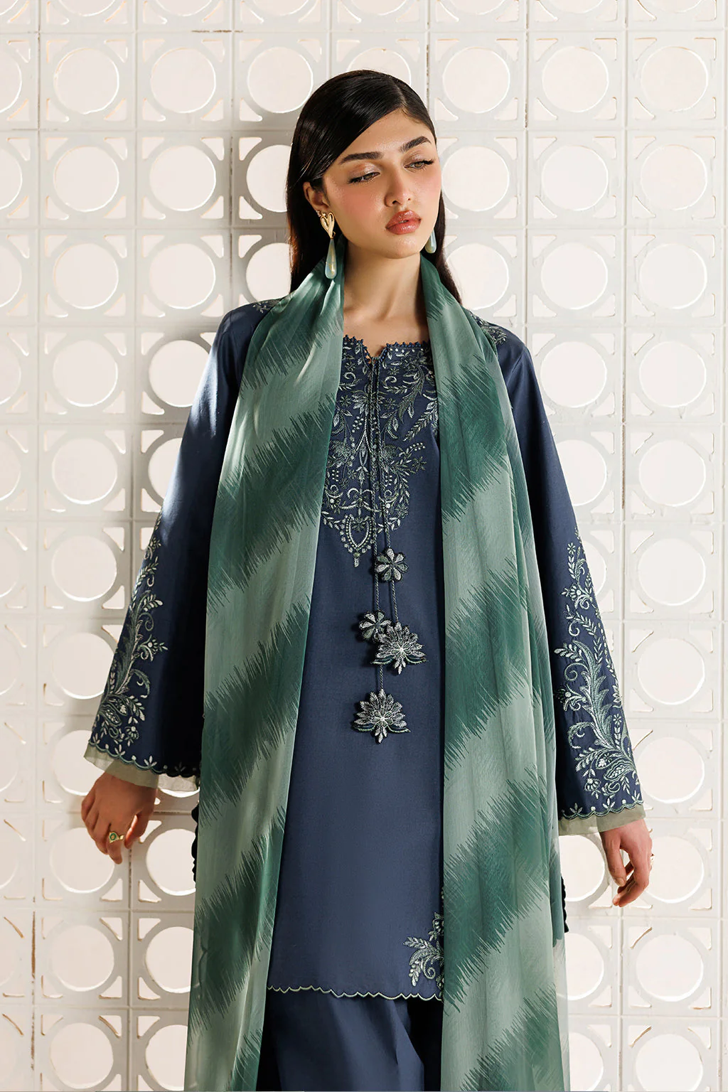 UE-685 Embroidered Lawn - Image 4