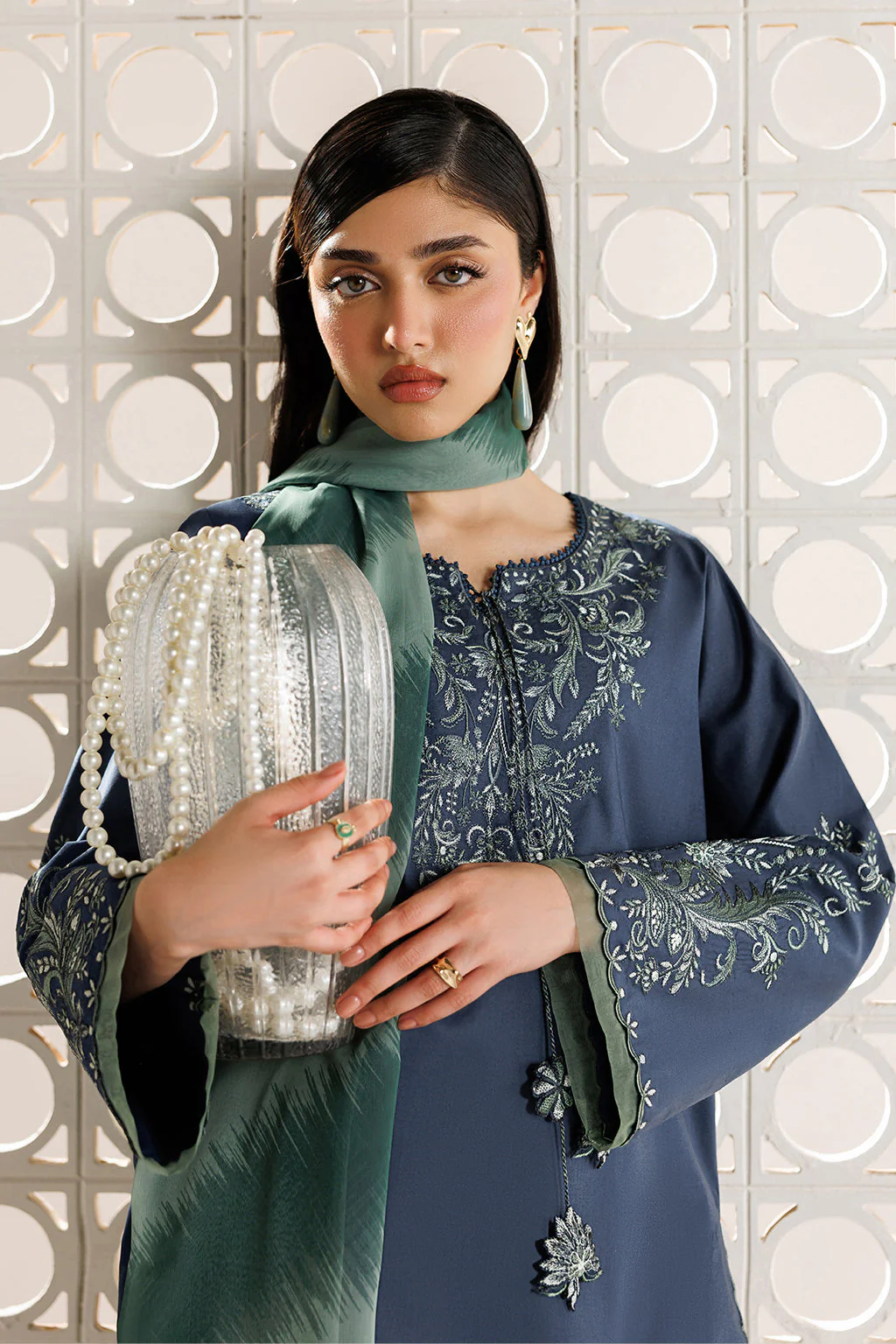 UE-685 Embroidered Lawn - Image 6