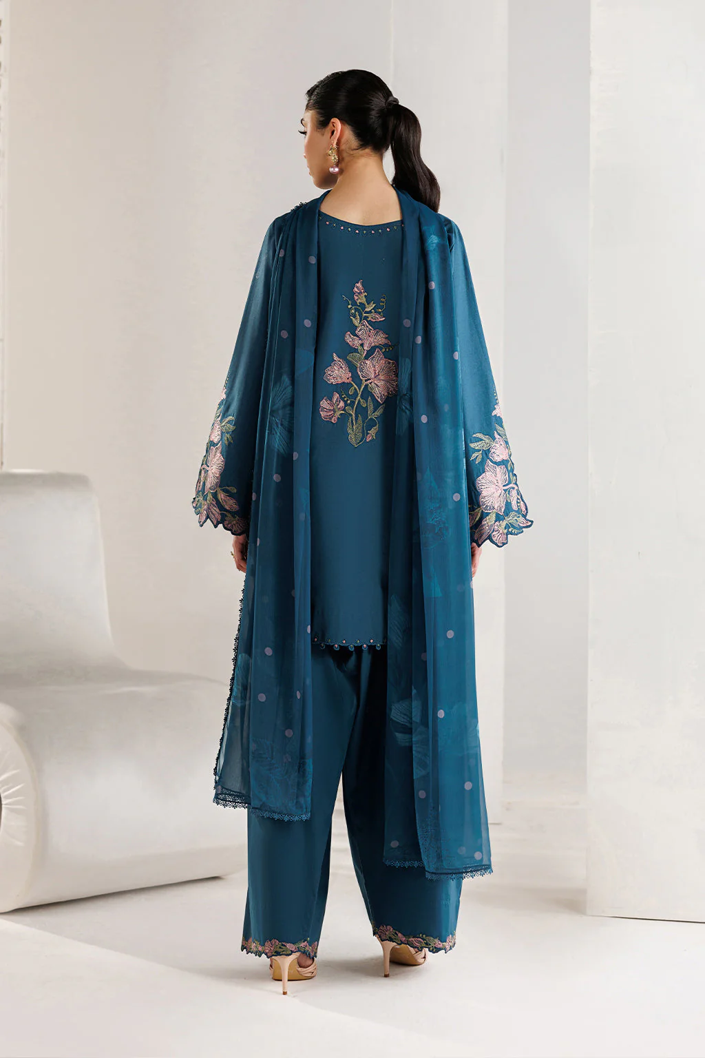 UE-690 Embroidered Lawn - Image 3