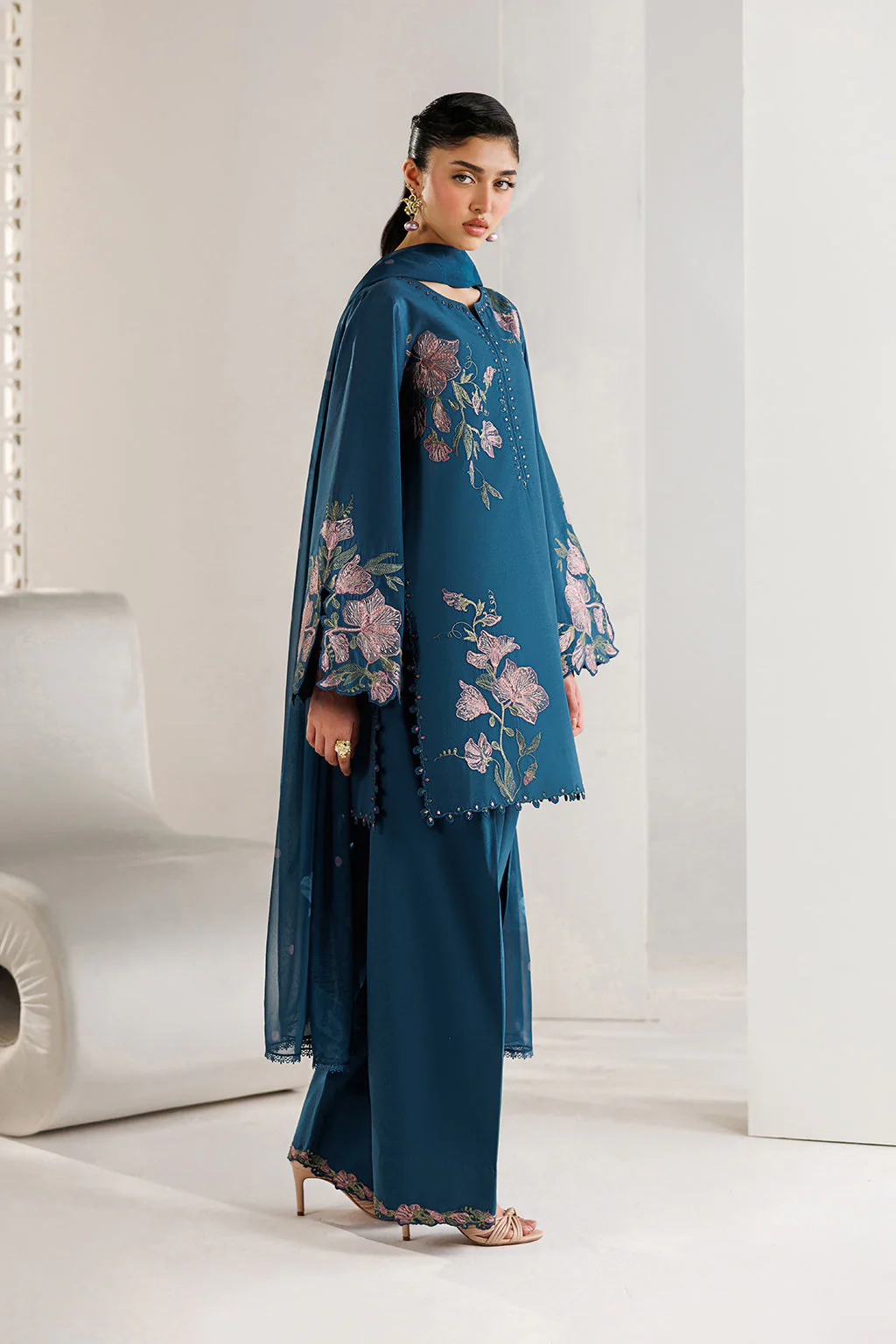 UE-690 Embroidered Lawn - Image 5