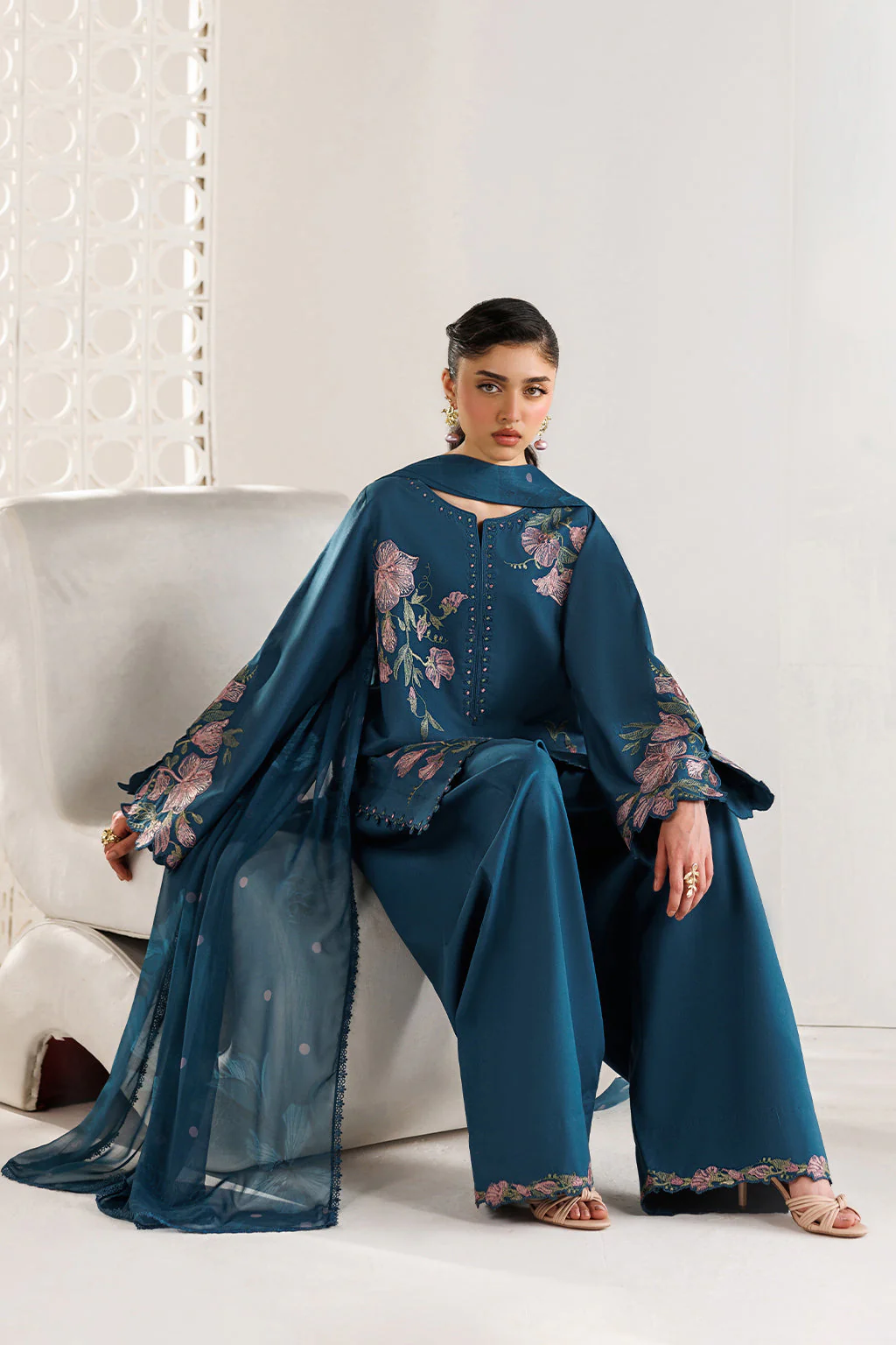 UE-690 Embroidered Lawn - Image 6