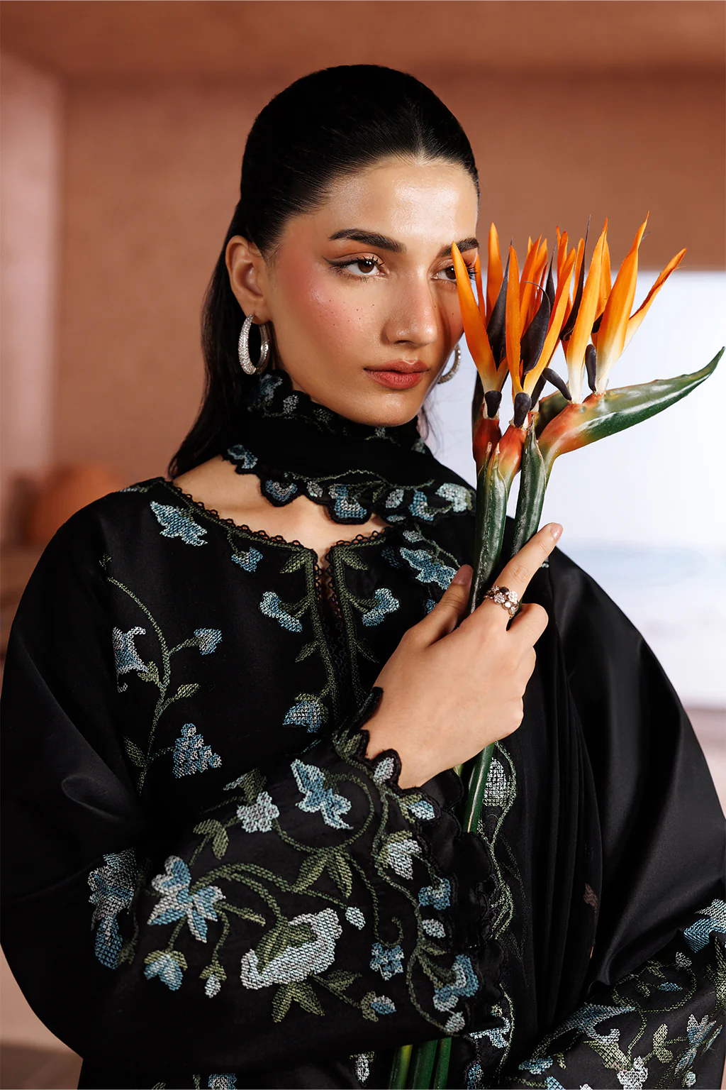 UE-695 Embroidered Lawn - Image 5